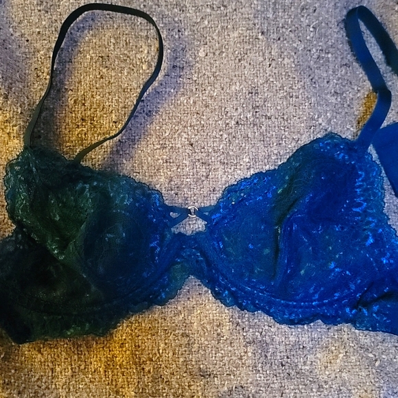 La senza lace Bralette "Lagoon" or "auqa" in color? More blue than green. - Picture 1 of 6
